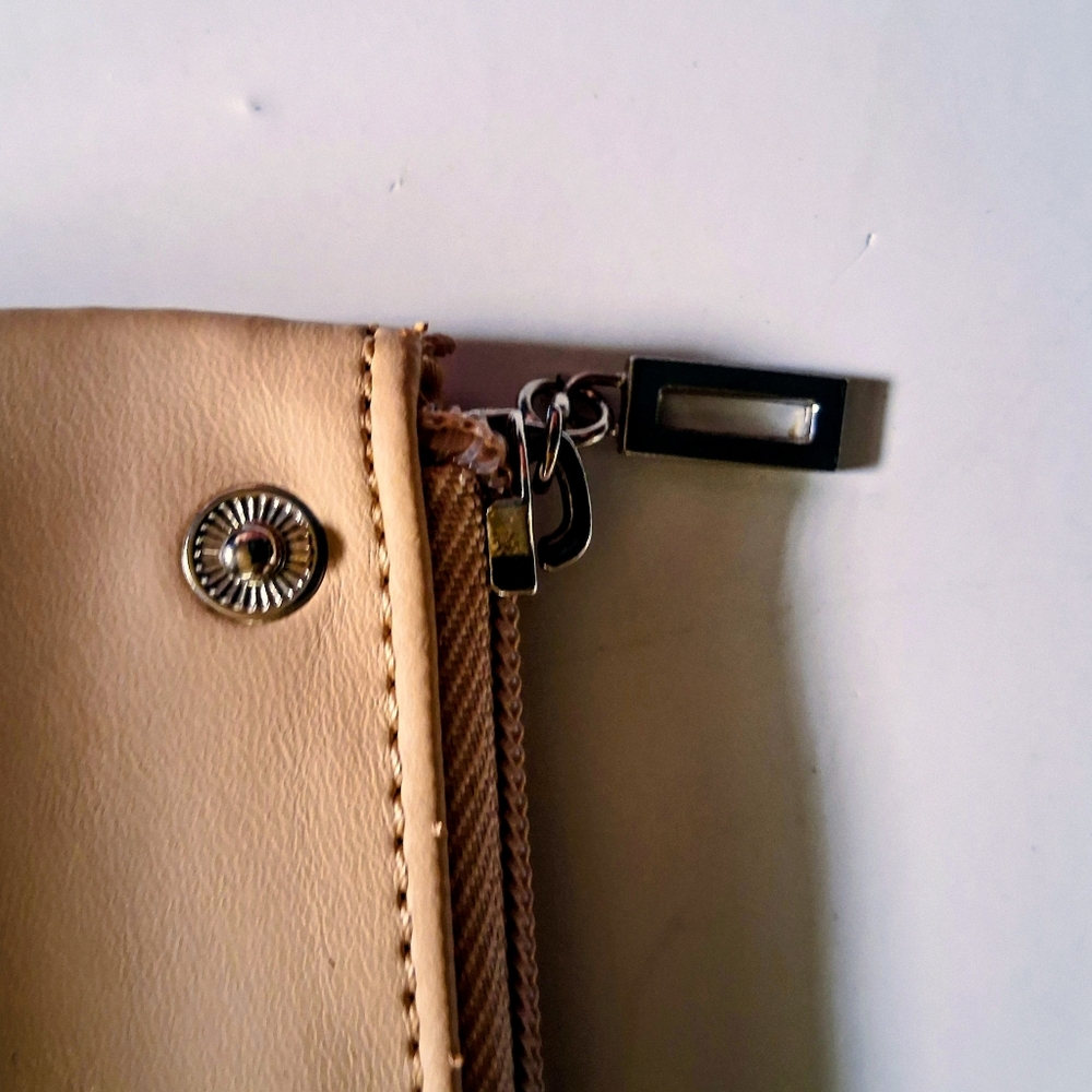 Guess Light Pink and White Wallet - Picture 8 of 10